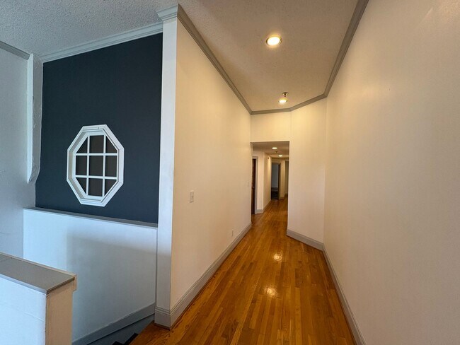 Building Photo - 110 W Summit Hill Dr SW