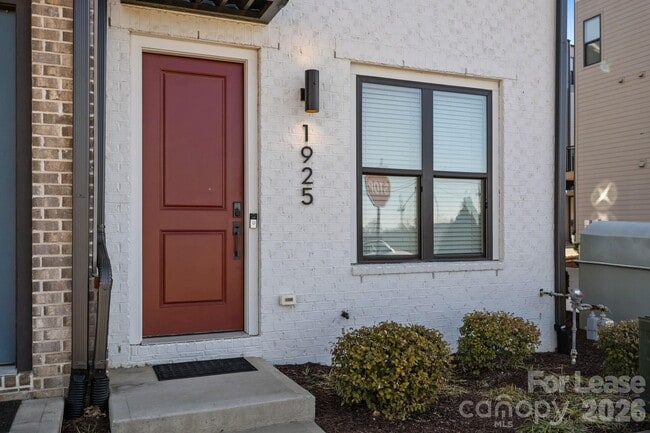 Building Photo - 1925 Dunavant St