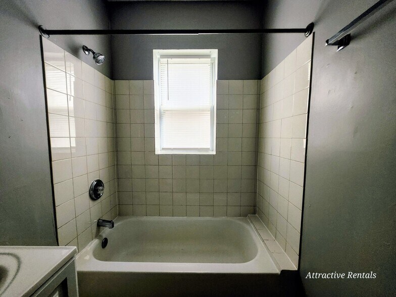 Building Photo - 1615 W 78th St