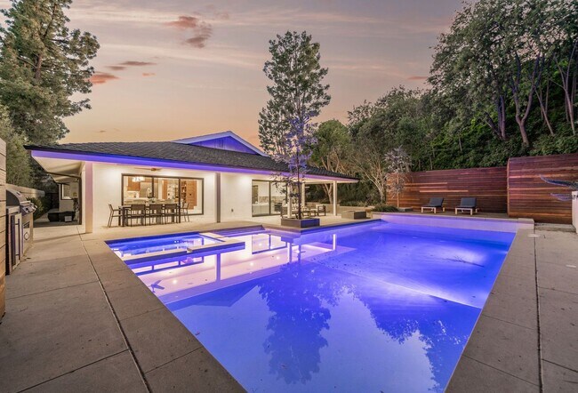 Building Photo - 16110 Clear Oak Dr