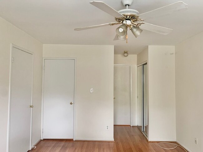 Building Photo - Beautiful and large 1 BR 1 BA! washer and ...