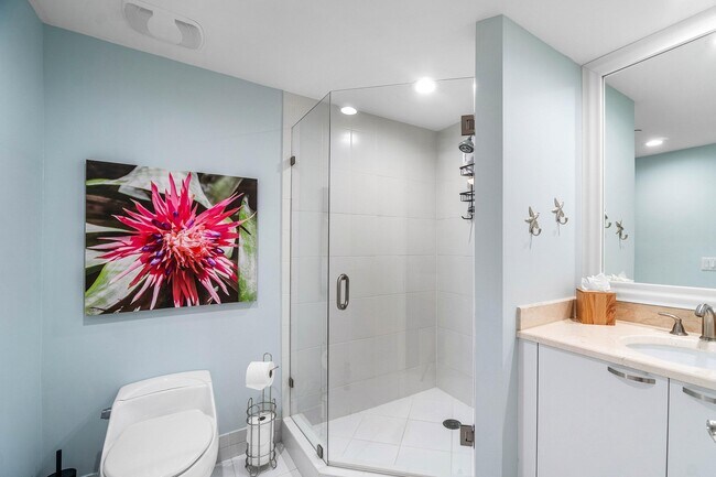 Building Photo - 2650 Lake Shore Dr