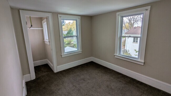 Building Photo - Charming 3-bedroom, 1-bathroom home located in the heart of Akron