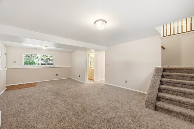 Building Photo - $1,995.95 4-bed, 1.5 bath, located in Colorado Springs with a large back yard