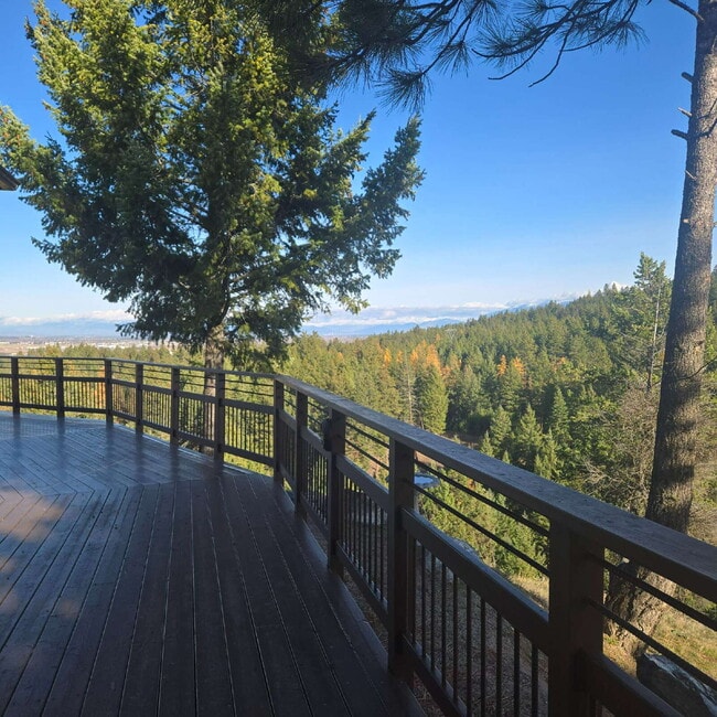 Building Photo - VIEWS!