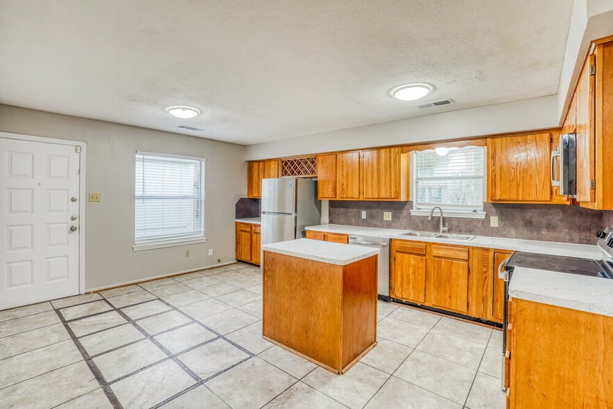 Building Photo - 3202 Palm Desert Ln