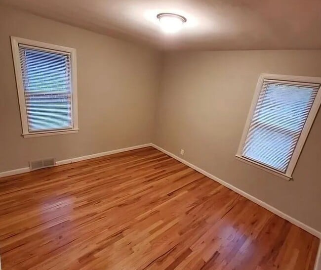 Building Photo - Welcome Home!!!  Oak Park 3 bedroom brick ranch