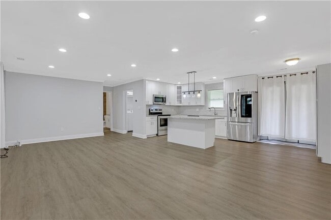 Building Photo - 3436 Pinehill Dr