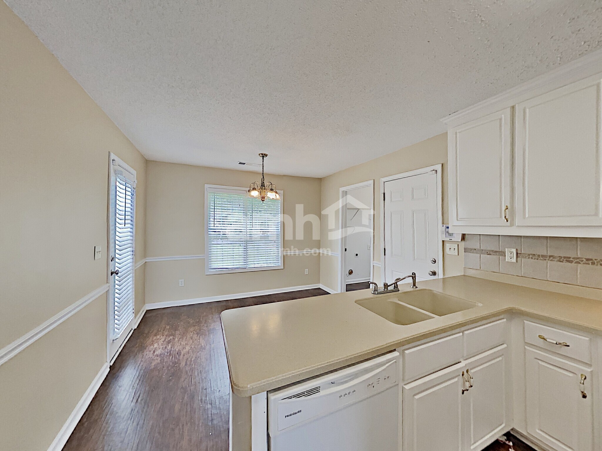 Building Photo - 1319 Vine Cir