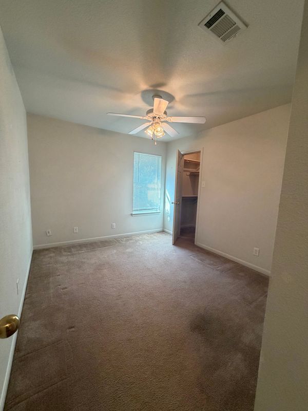 Building Photo - 715 Lakeview Dr