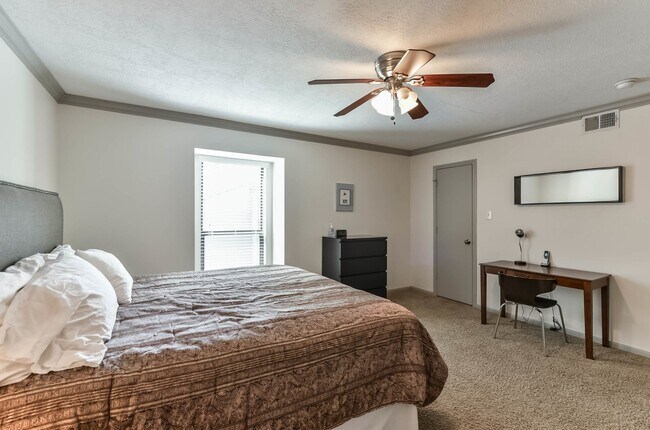 Building Photo - 1100 Augusta Dr