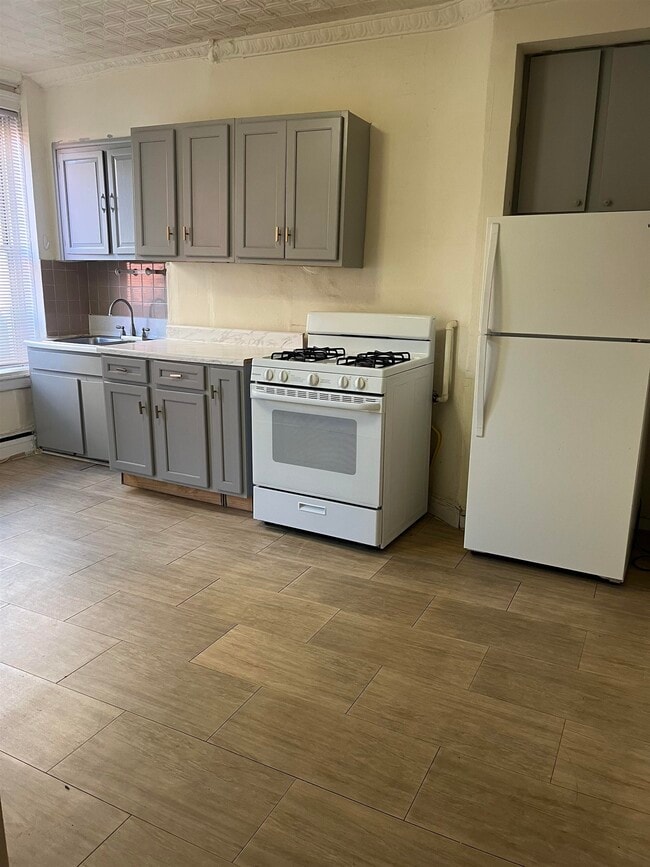 Building Photo - 527 Willow Ave