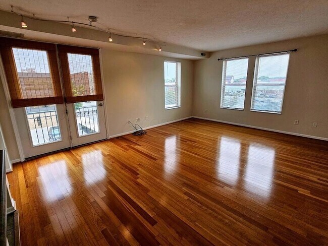 Building Photo - 120 E Mound St