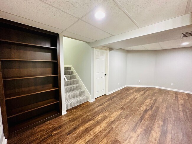 Building Photo - {10709}  Spacious Overland Park Duplex + T...