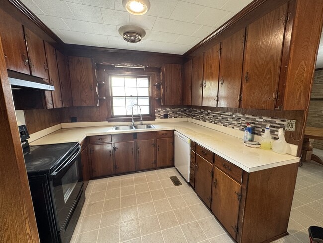 Building Photo - 408 E Simmons Ave