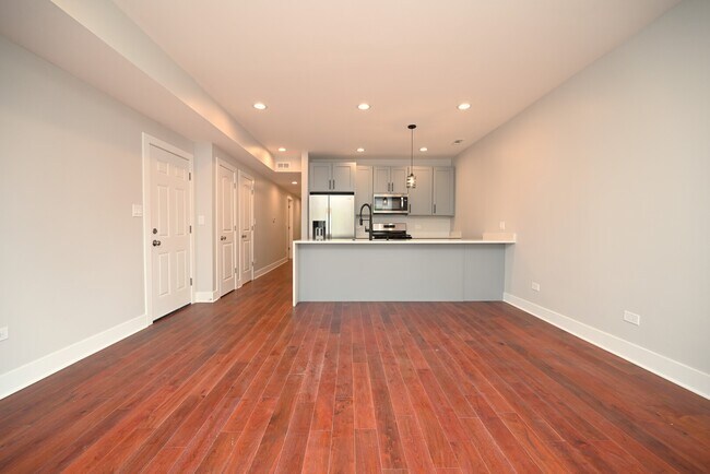 Building Photo - 1630 W Thorndale Ave