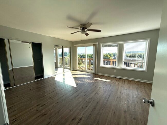 Building Photo - Townhome