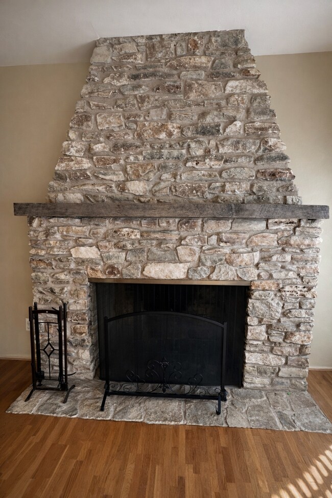 Building Photo - AVAILABLE NOW!