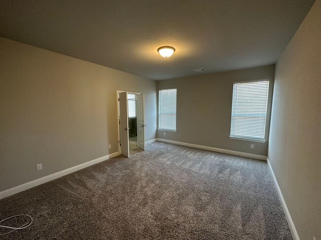 Building Photo - Great floor plan with entertaining spaced,...