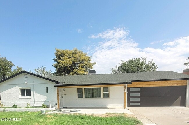 Primary Photo - 4028 E Edgemont Ave