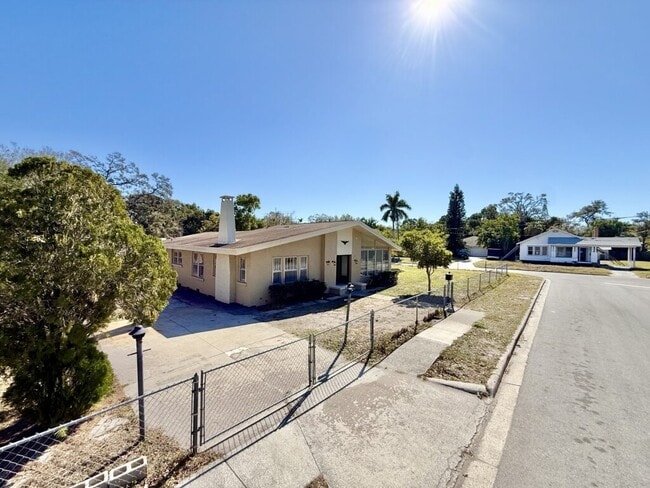 Building Photo - 1013 23rd St W