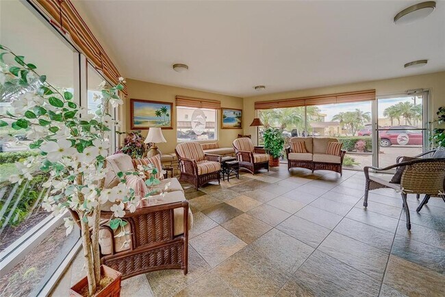 Building Photo - 4550 Cove Cir