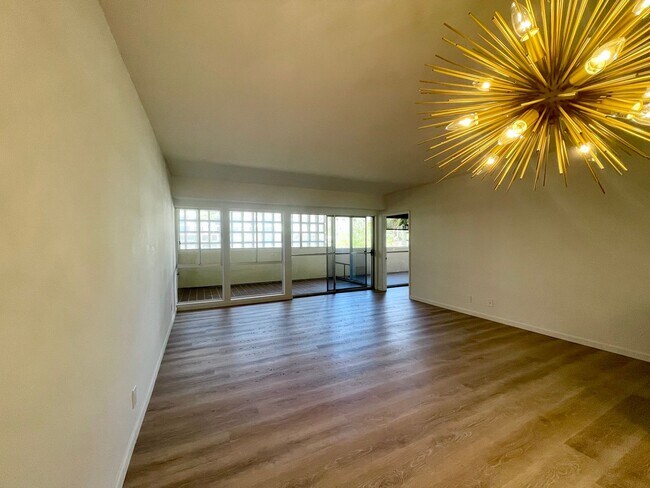 Building Photo - AVAILABLE NOW !! 2 Bedroom 2 Bathroom Cond...