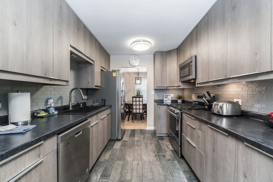 Building Photo - 12 E Berkley Ln