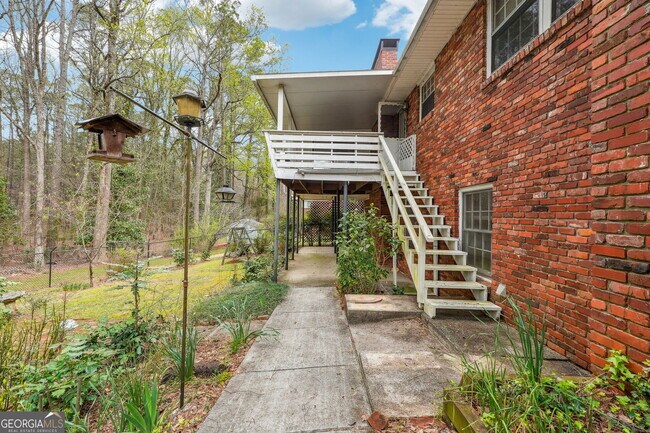 Building Photo - 5140 Lakewood Dr