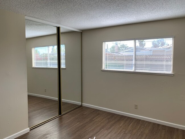 Building Photo - Excellent Value! Spacious Updated South Sa...