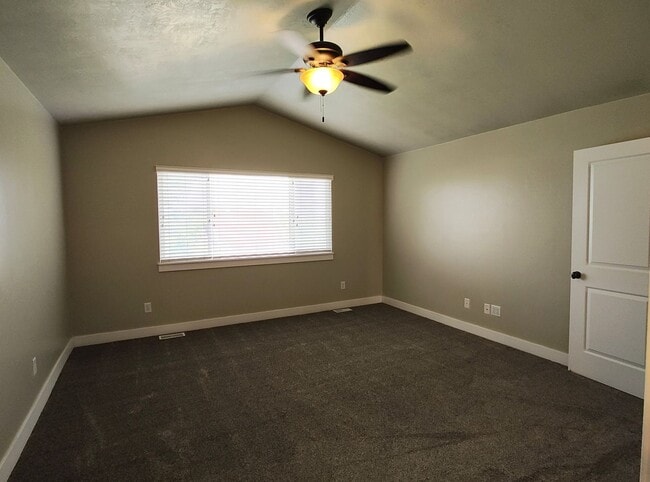 Building Photo - AMAZING CONDO 2 MASTER SUITES 2 CAR GARAGE