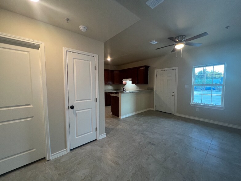 Building Photo - 2904 E Lyon St