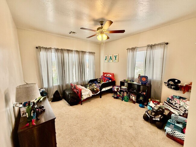 Building Photo - Lovely Pet Friendly 3-BR + Office in Sage Canyon