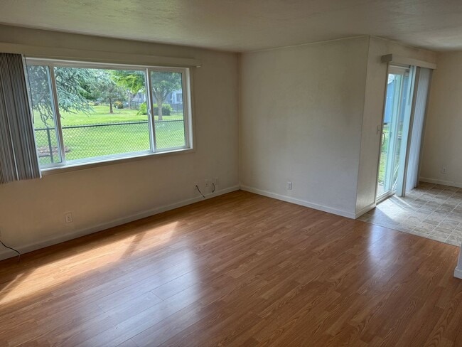 Building Photo - 2 bedroom 1.5 bathroom duplex in Springfield!