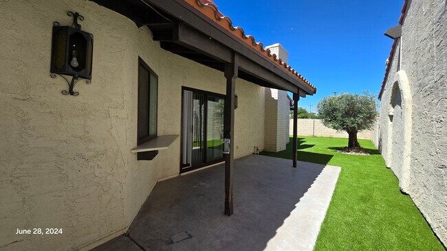 Building Photo - Stunning 3bed/2bath home nestled in a grea...