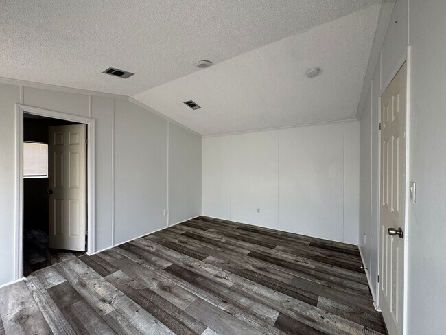 Building Photo - 16206 Wood Dr
