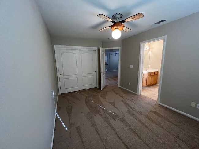Building Photo - 4 Bedroom with Bedroom Downstairs, Pool, O...