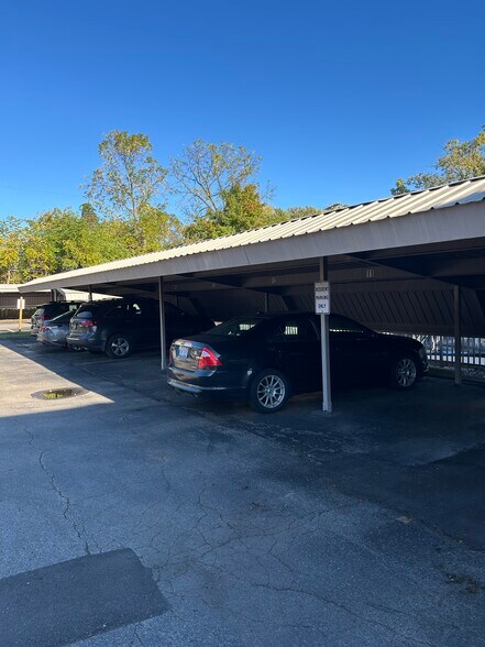 Covered Parking lot included,Swimming pool - 2315 Packard St
