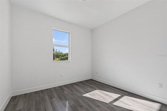 Building Photo - 511 Sweetwater Dr