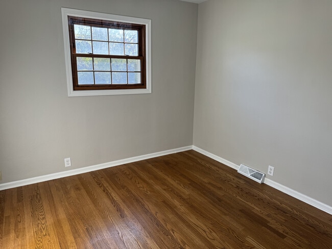 Building Photo - 1609 Parkway Dr