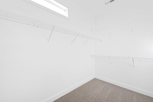 Building Photo - Bright & Spacious 3BR Home w/ 3-Car Garage...