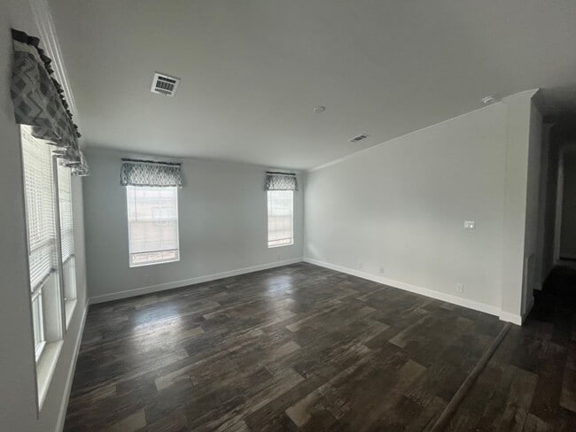 Building Photo - 587 Leopard Ln