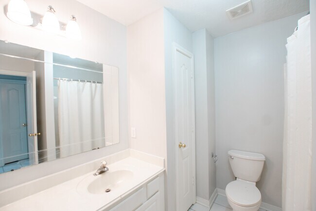 Building Photo - 1722 Red Oak Terrace