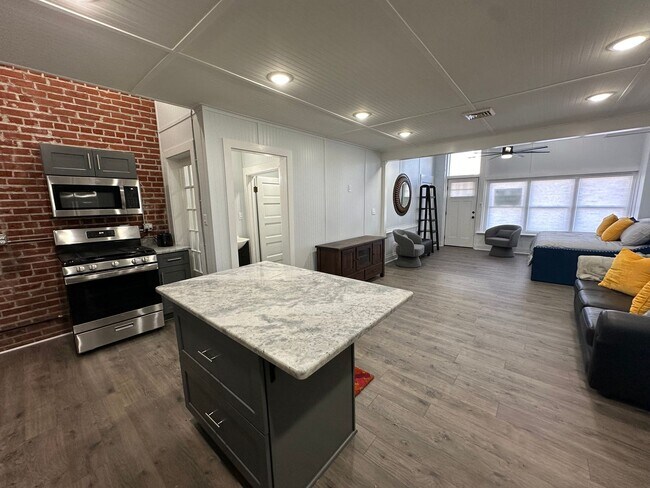 Building Photo - 1BR/1.5BA Downtown FURNISHED Apartment