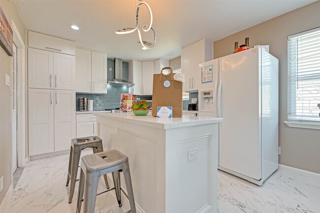 Building Photo - 5330 Hialeah Dr