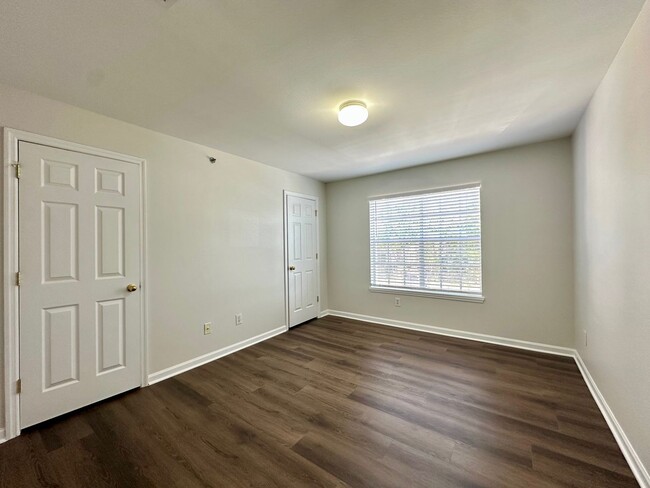 Building Photo - 2 Bed/2 Bath Condo, Gated security, Tons o...