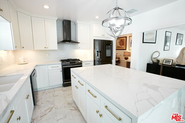 Primary Photo - 1040 N Crescent Heights Blvd