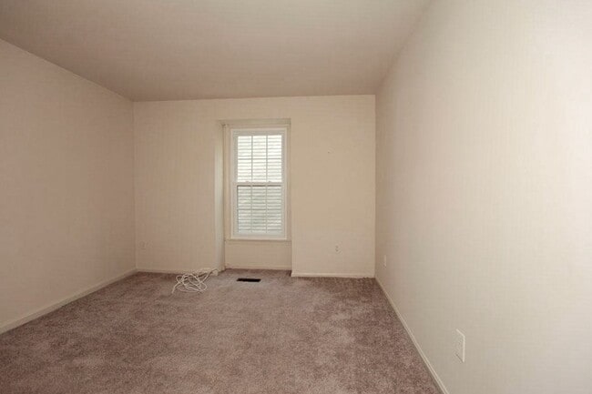 Building Photo - Fantastic 3br End-Unit Town Home in highly sought Silver Spring Neighborhood - Ready mid-June