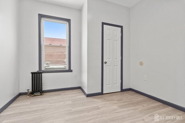 Building Photo - 211 N 13th St