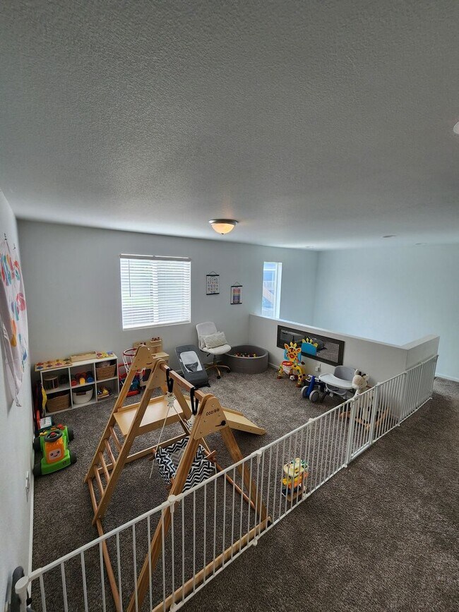 Building Photo - Beautiful 3-Bed, 3-Bath Home on a Spacious...